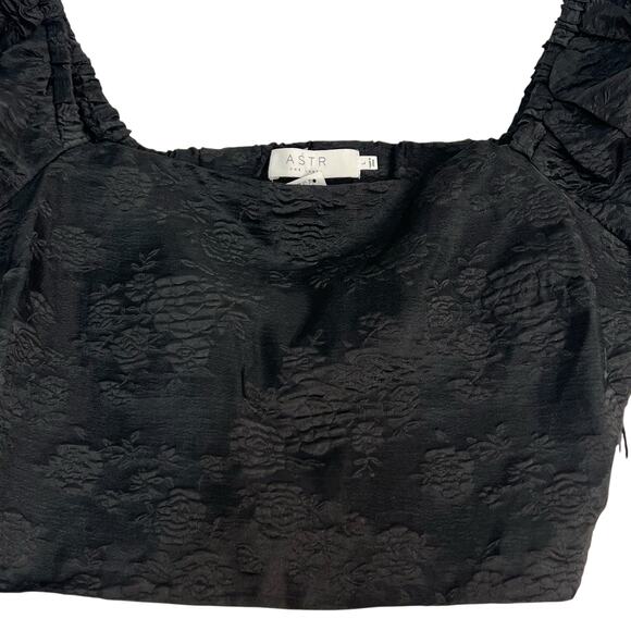 ASTR The Label Tassia Jacquard Puff Sleeve Tie Back Black Top SZ L NWT Romantic - Picture 6 of 14